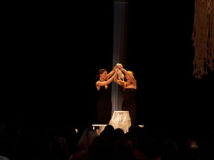 Performance chorégraphiée par Caroline Laurin-Beaucage avec avec Esther Rousseau-Morin et Rachel Harris. Photo : Michael Kovacs.